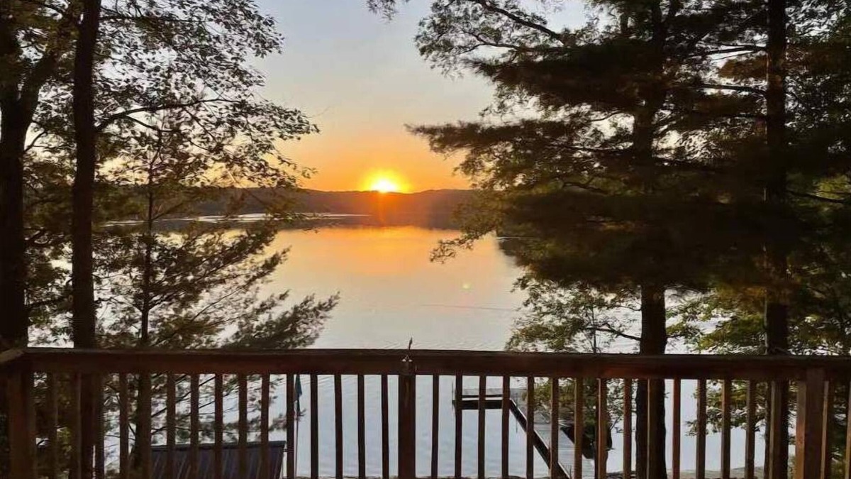Bitely Cottage | Nichols Lake Sunset Cottage