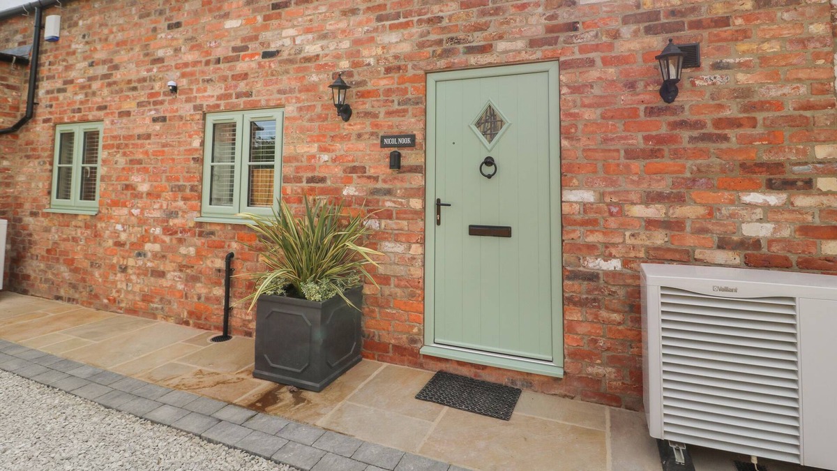 Selby Cottage | NICOL NOOK, family friendly, with hot tub in Drax, North Yorkshire