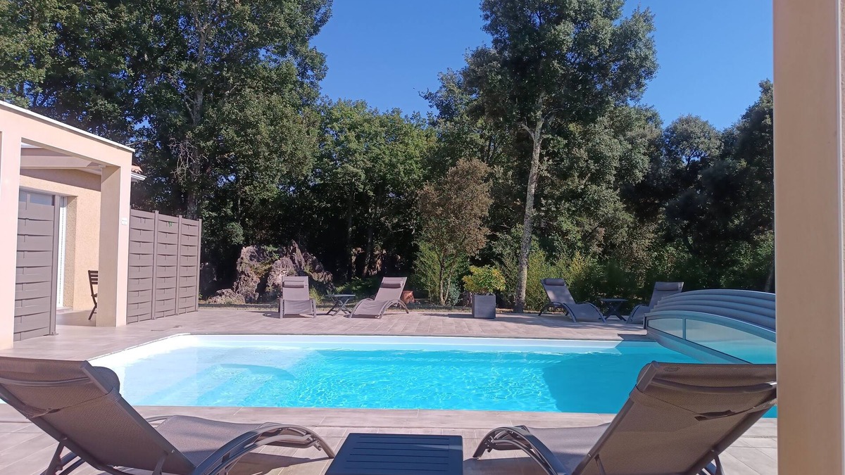 Saint-Martin-de-Londres Apartment | Nid des Hirondelles - Furnished apartment with all comforts in a quiet location - Air conditioning Swimming pool Jacuzzi