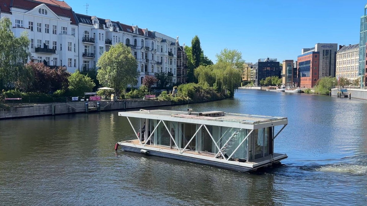 Moabit Boat Rental | Nido - relax in style on Berlin's most exclusive and natural houseboat.