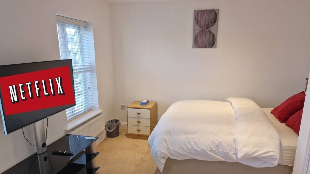 Bletchley House | NightRest Homes 6 Bedroom Short & Long Term Stay