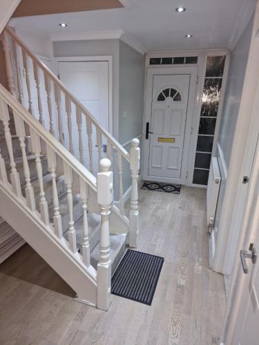 Hemel Hempstead Apartment | NightRest Homes Smart TV In Each Room - Parking - Hemel Hempstead