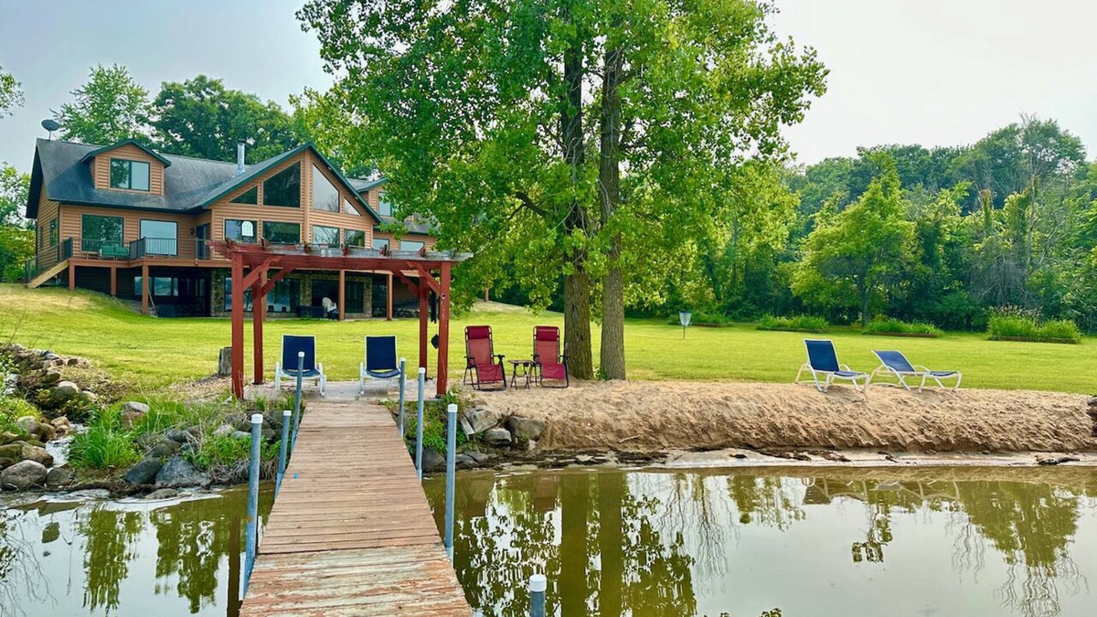Briggsville House | Niima Outpost on Lake Mason