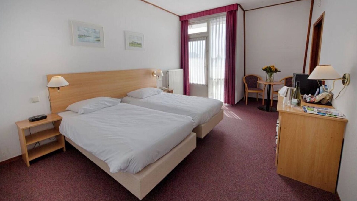 Ooij Hotel | Nijmegen Area Comfort: Explore Trails, River Views and Dining