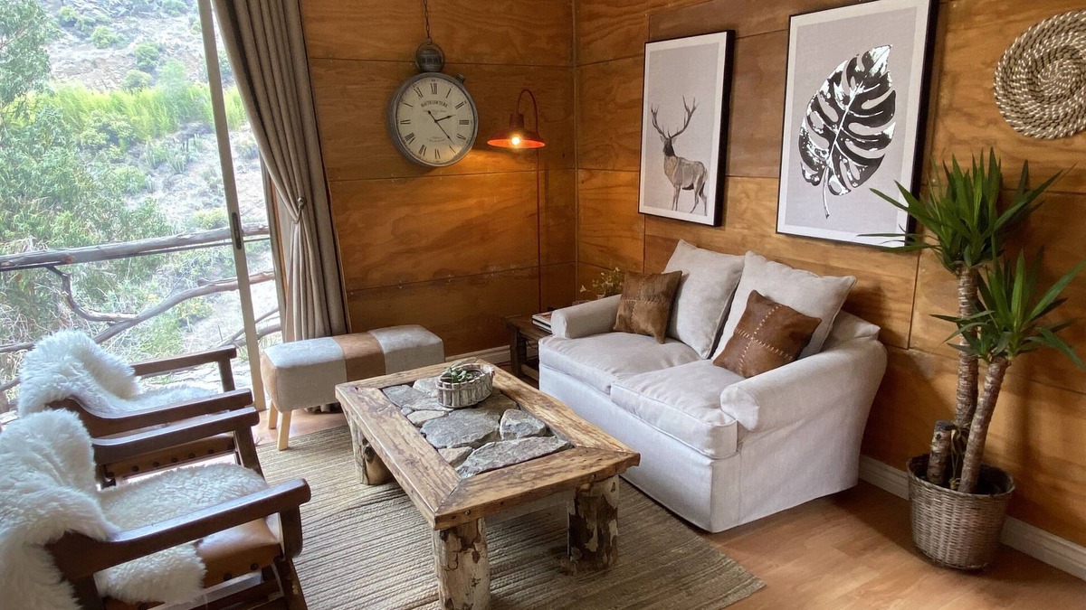 Lo Barnechea House | Ñilhue house with forest and river
