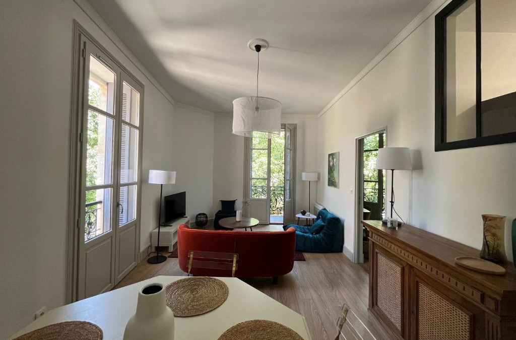 Nimes City Centre Apartment | Nimes , appartement rénové dans immeuble classé.