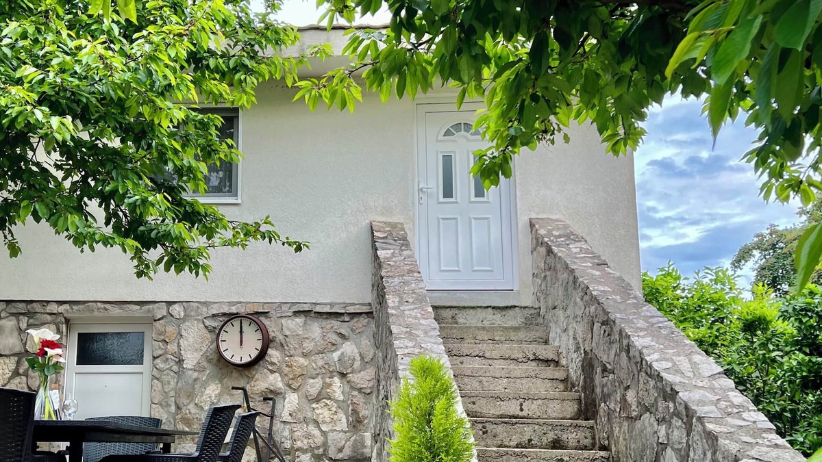 Karuc Apartment | Nina House Charming Prevlaka Apartment with Nature Views