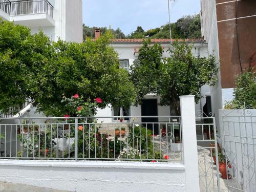 Loutraki Apartment | Nina’s Garden