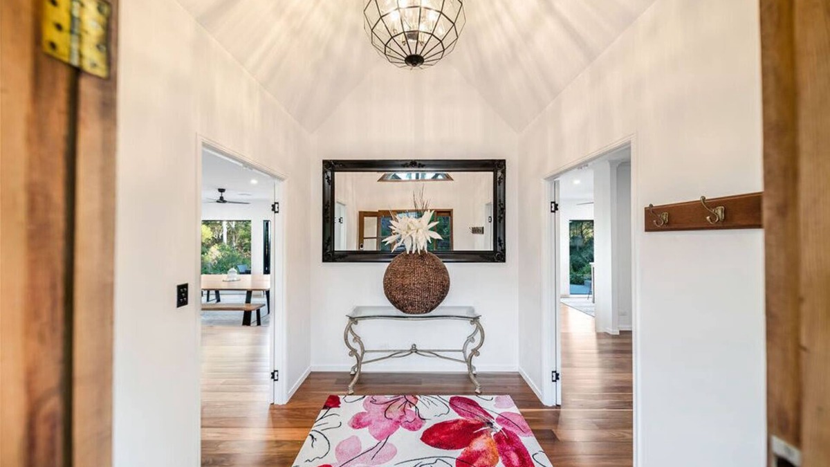 Ninderry House | Ninderry Manor - House Only. 12 Guests