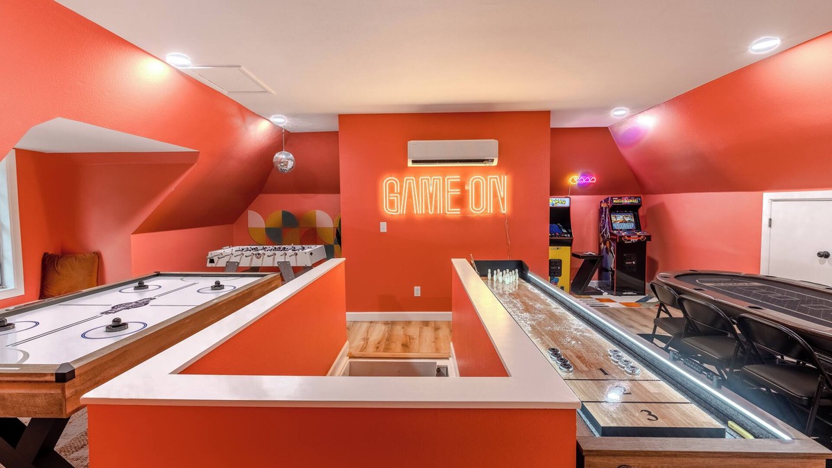 Siloam Springs House | Nine Oaks Charming Retreat - Arcade Game Room - Hot Tub - Sleeps 10