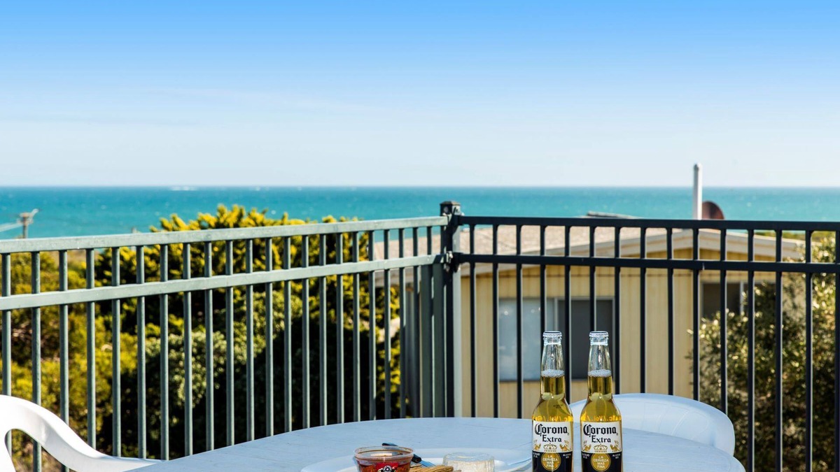 Guilderton House | Ninettas View - Budget beachside accommodation