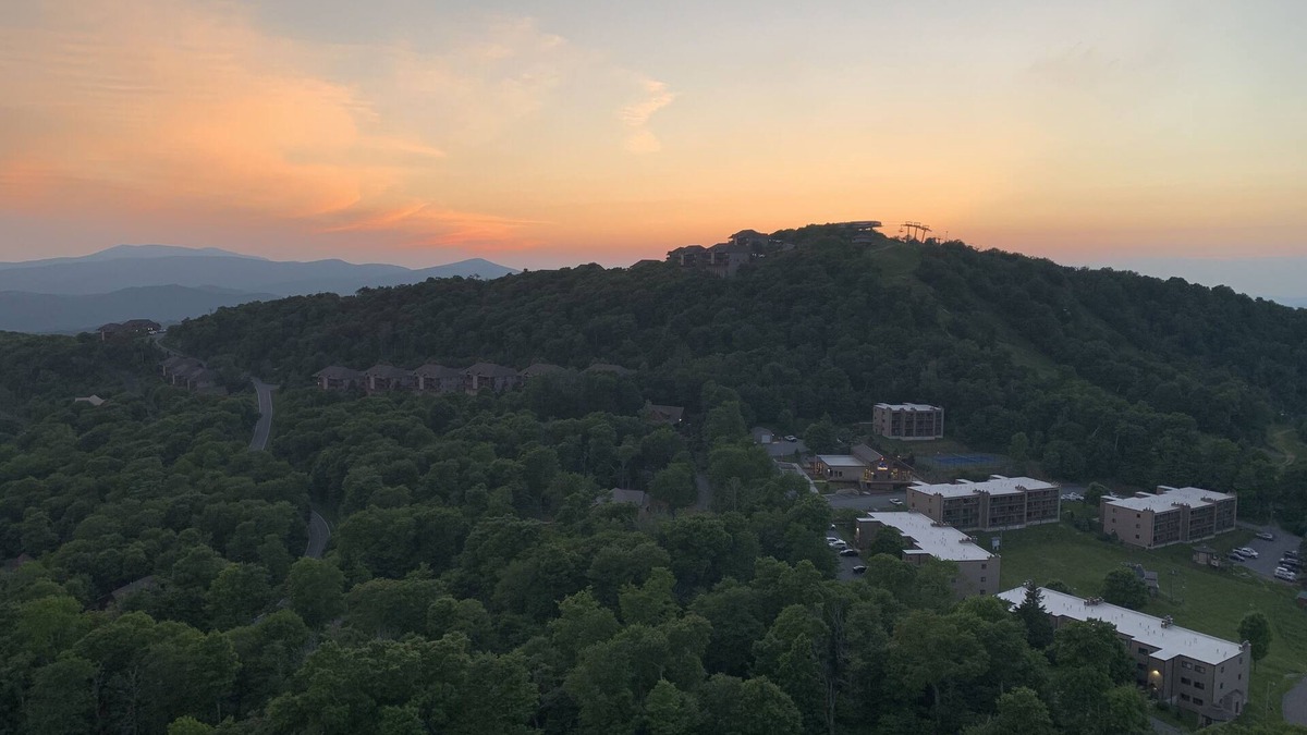 Sugar Mountain Condo | Ninth-floor condo w/stunning sunset views overlooking Sugar Mountain Ski Slopes!