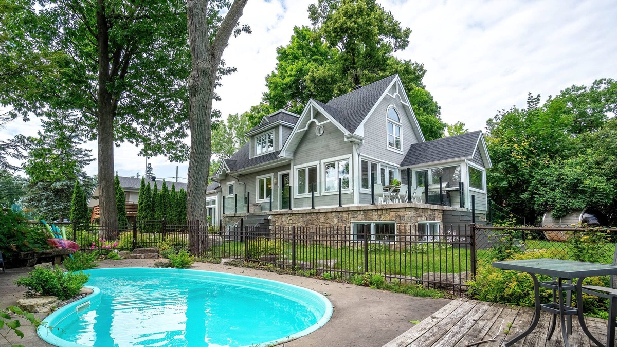 Boisbriand House | Island House | Pool & Sauna | BBQ & Peaceful