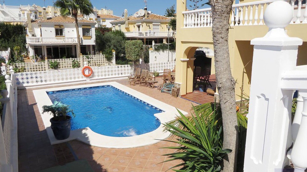 Almayate Bajo Villa | NIZA BEACH * LARGE ATRACTIVE VILLA* MINUTES FROM SEA* PRIVATE POOL & GARDENS
