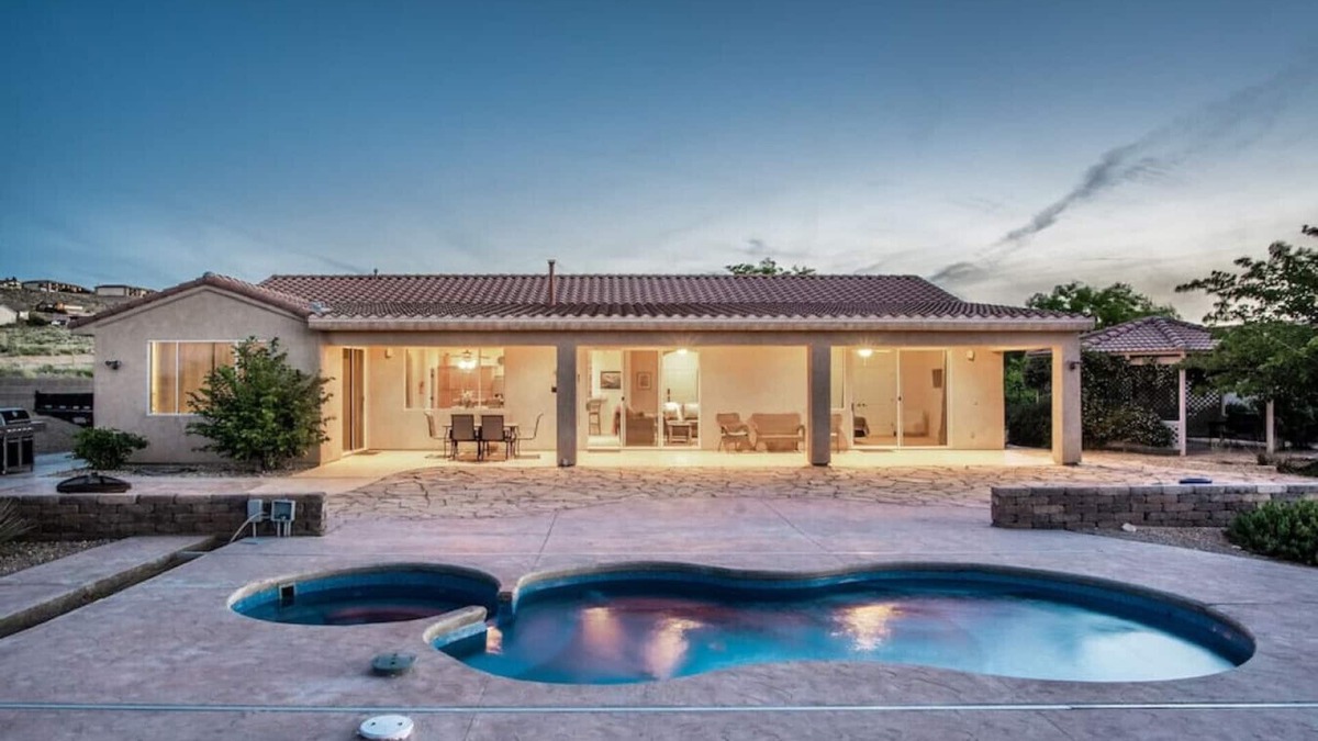 Greenehaven House | NIZHONI Pool Hot Tub Fast WiFi Spacious Family Home 10 Minutes To Lake Powell