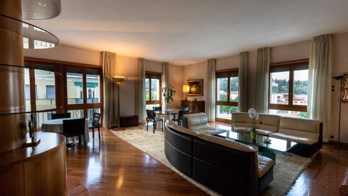 Citta Antica Apartment | Nizza- Verona Journeys Big apartment with beautiful view in the city centre