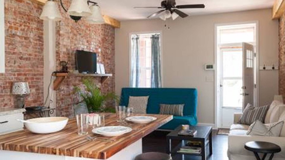Southwest Garden Apartment | nLove Italian? You'll love 'The Hill' NBHD. Clean & cozy 1st fl apt
