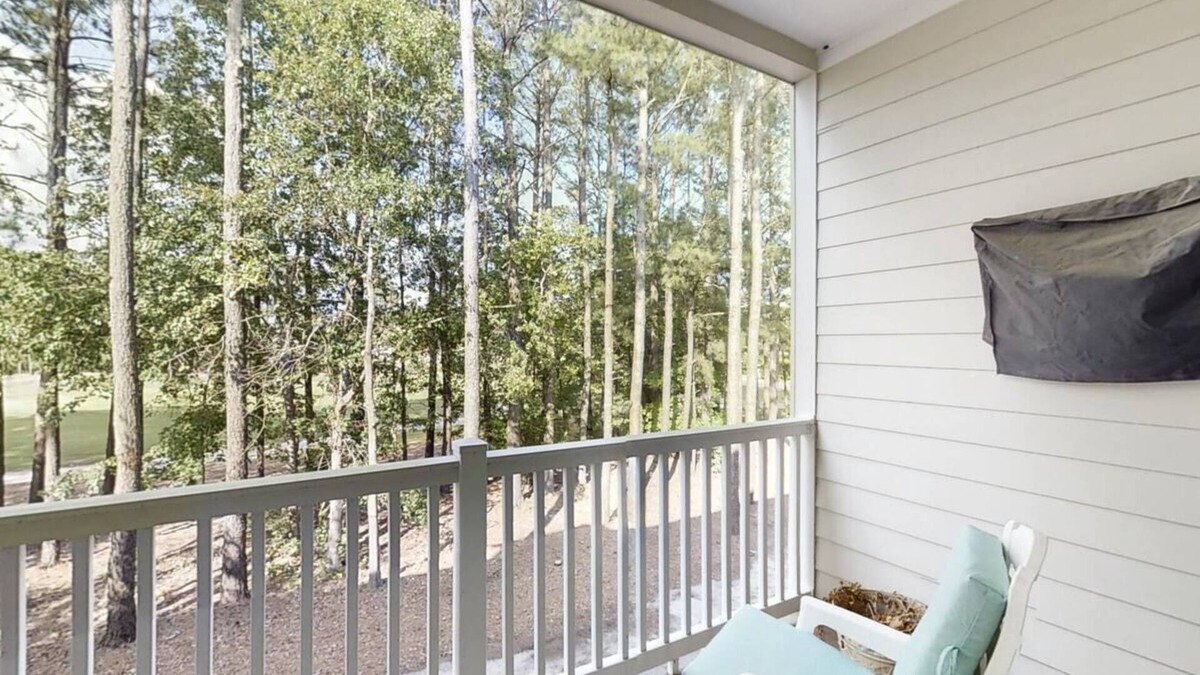 Longs Condo | NMB Barefoot Resort! 2/2, 2nd floor, balcony, pool, W/D, pet friendly, king bed!