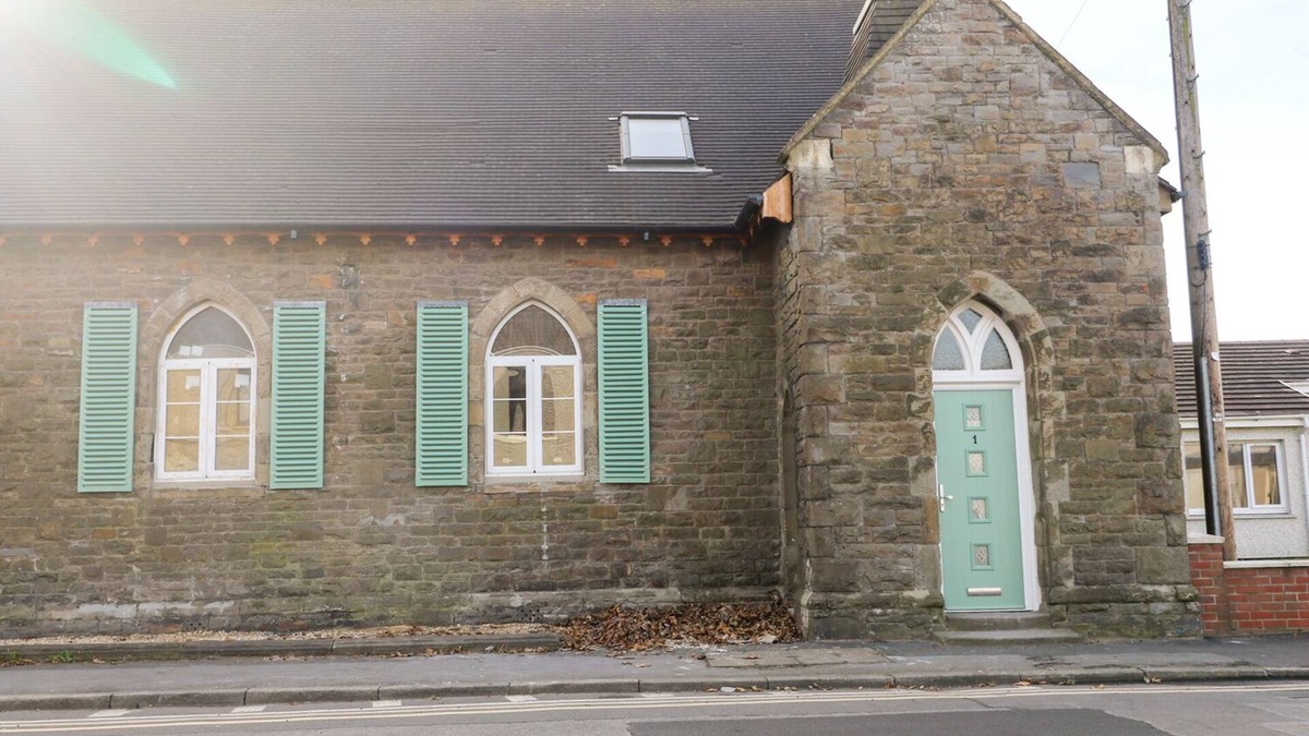 Crynant Cottage | NO 1 CHURCH COTTAGES, pet friendly in Llanelli