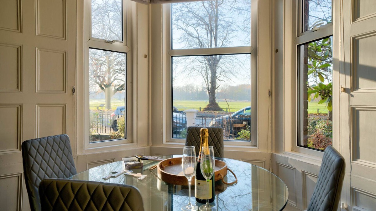 Knutsford Apartment | No. 1 The Manse - 2 bedroom apartment overlooking Knutsford's Heath
