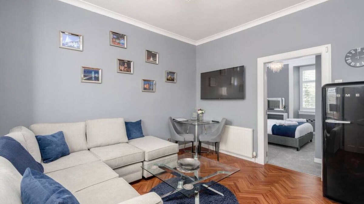Dunfermline Apartment | No.10 - by StayDunfermline