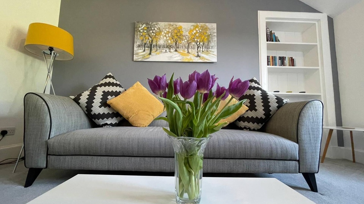 Inverness City Centre Apartment | No 10 - Immaculate top floor city centre two bed flat suitable for 4 guests.