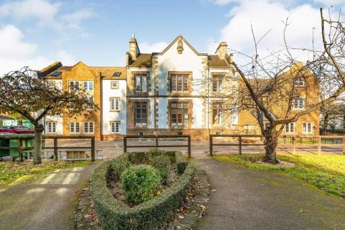 Banbury Apartment | No.11 The Orchid