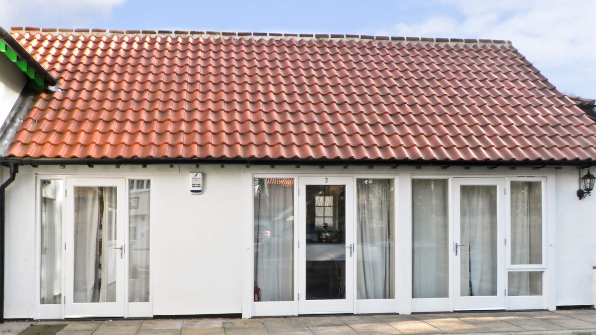 Scarborough Cottage | NO. 3 LOW HALL COTTAGES, pet friendly, with a garden in Scalby