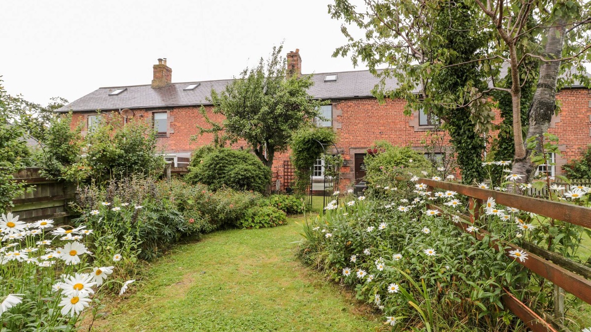 Berwick-upon-Tweed Cottage | NO.4, pet friendly, with open fire in Beal