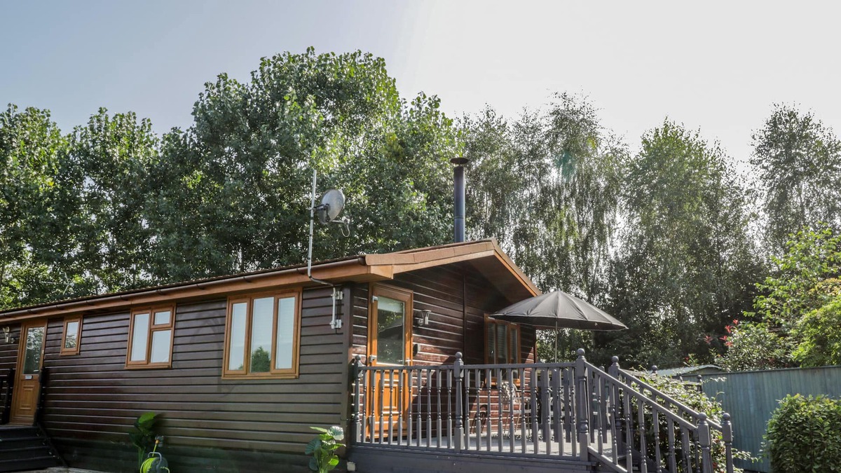 Wilberfoss Cabin | NO. 77- HONEY BEE LODGE, pet friendly, with hot tub in Wilberfoss