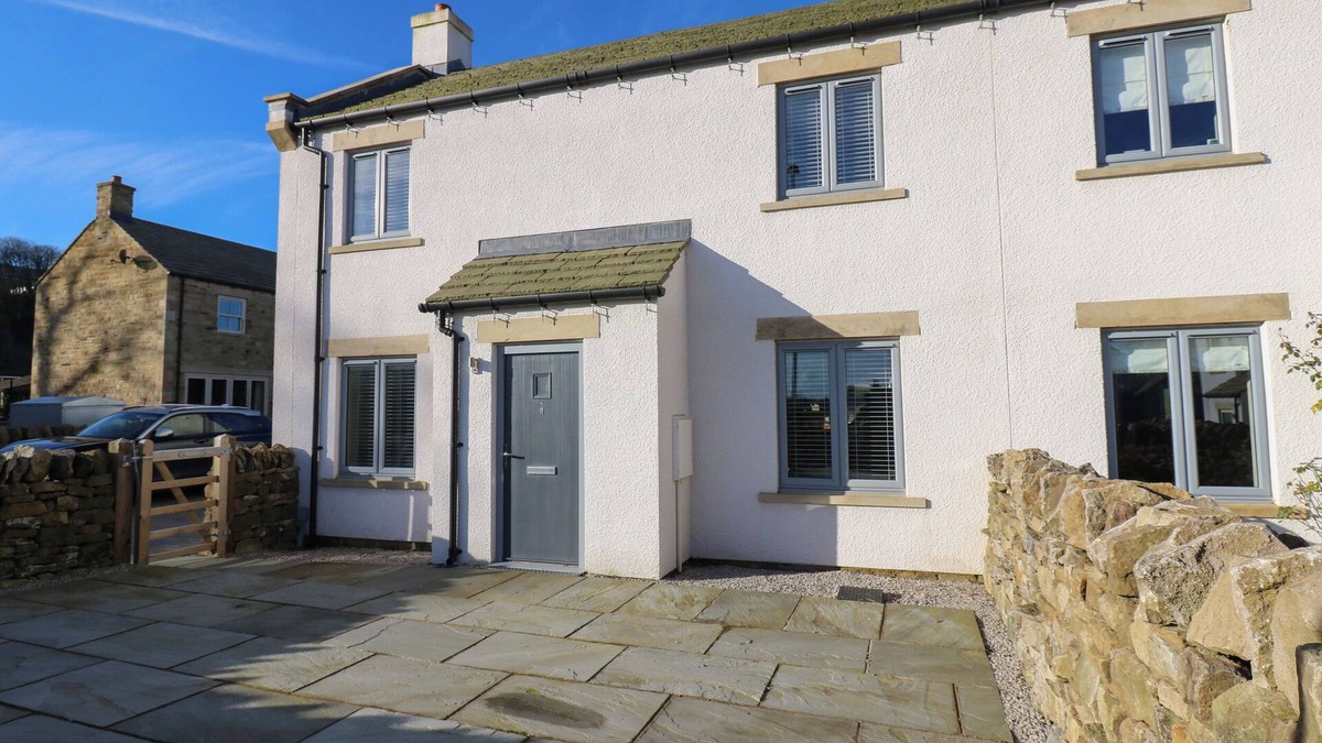 West Witton House | NO.8 CAIRN COTTAGE, pet friendly, with a garden in West Witton