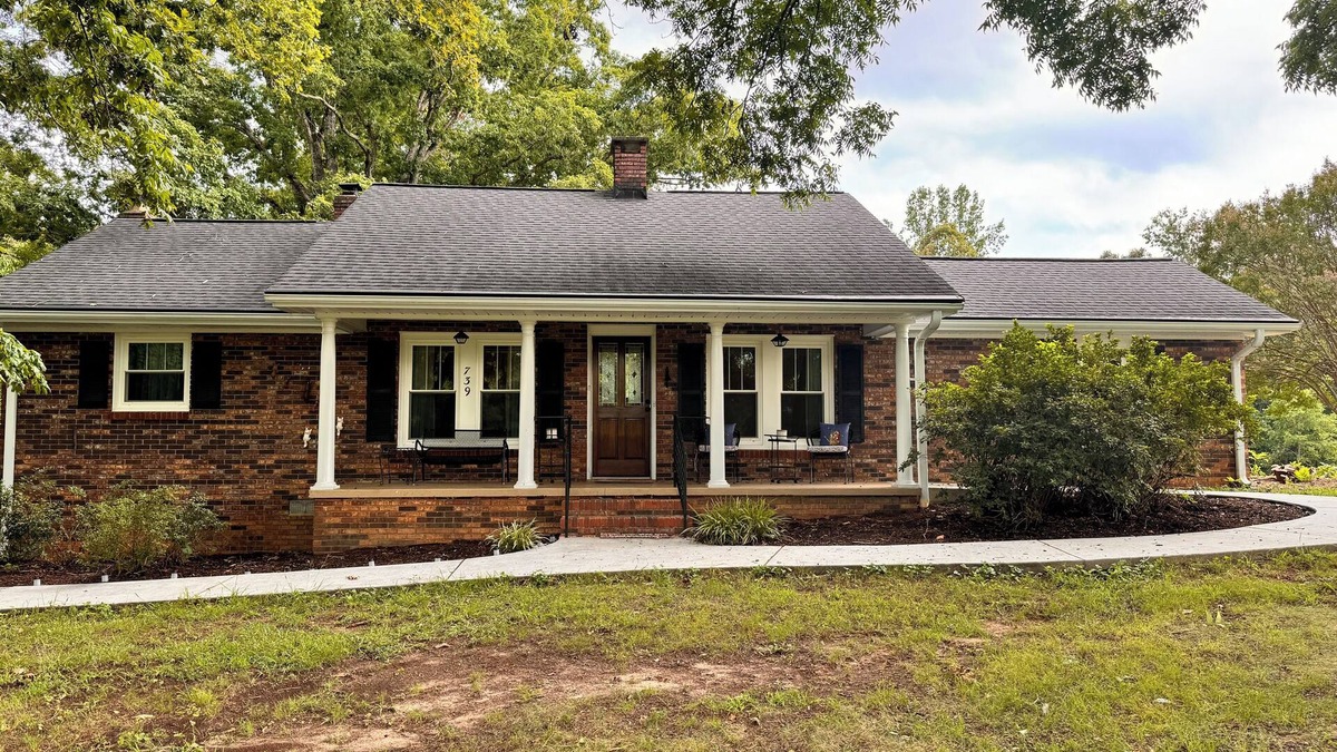 Saxony Forest House | NO CLEANING FEE Century farmhouse on Lake Keowee near Clemson