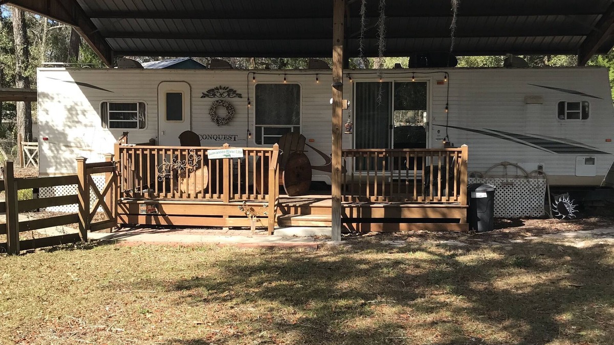 Old Town House | No Cleaning Fee! Cozy 1-bedroom travel camper 5 min. walk to Suwannee river