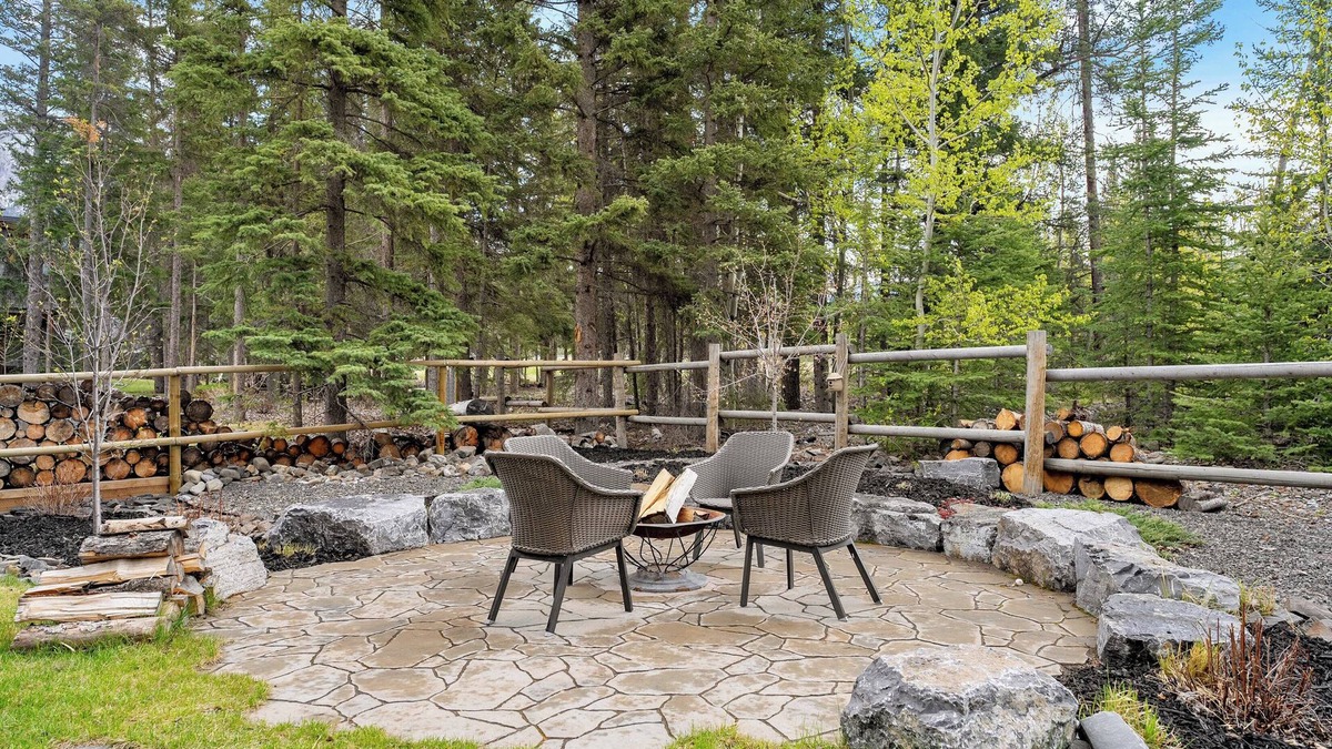 Dead Man's Flats Apartment | No Cleaning Fee! King Sized Bed!Nature All Around!