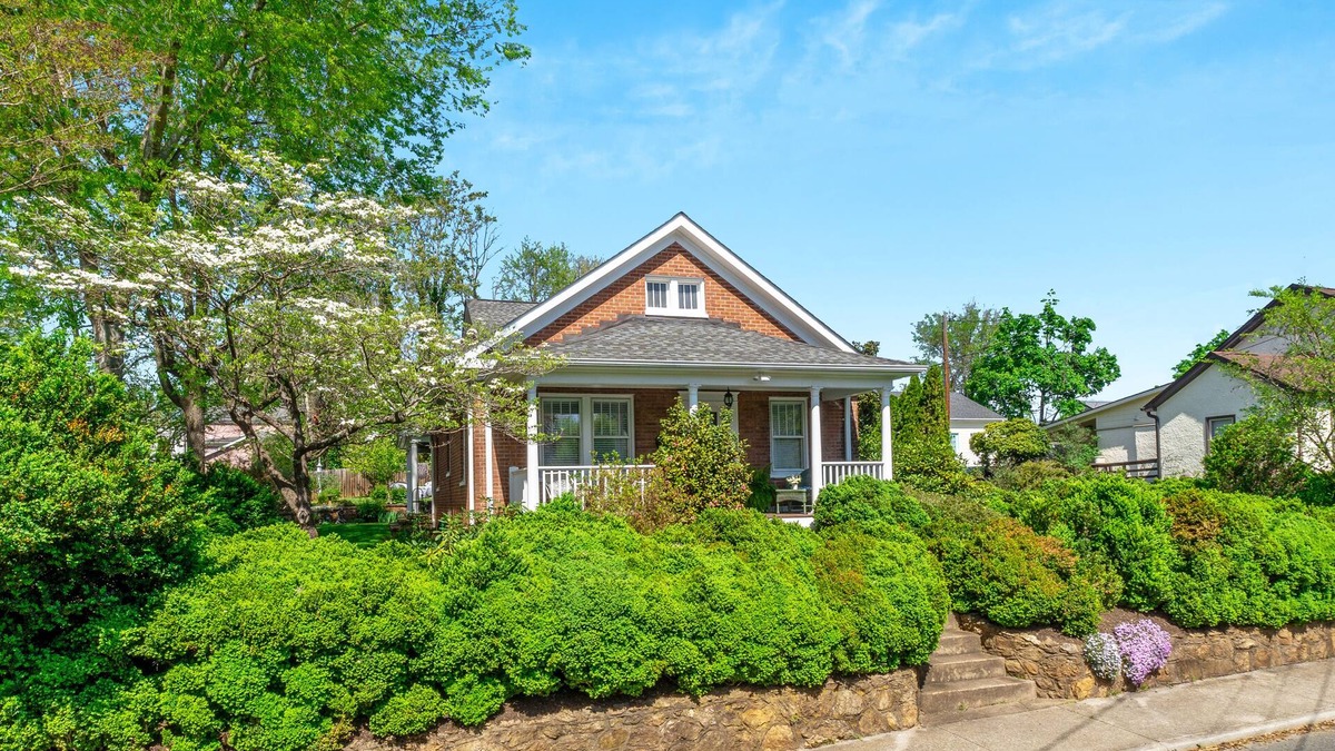 Martha Jefferson House | NO CLEANING FEE, Off Street Parking, walk to restaurants, breweries, shops