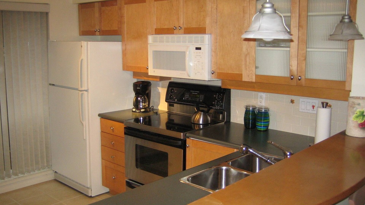 Lower Lonsdale Apartment | No elevators ! unique 1 bedroom City townhouse / with 2 bathrooms, garden pet ?