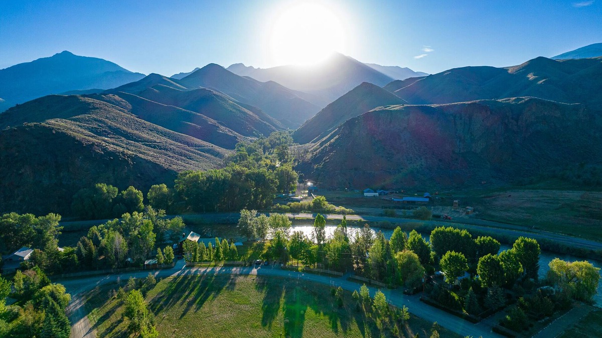 Salmon House | No Fees! Riverfront Gypsy Wagon on Mini Donkey Ranch!