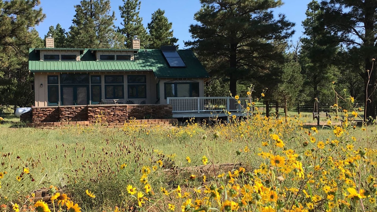 Flagstaff Cottage | NO PHONE, NO POOL, NO CIGARETTES, nNEAR ARIZONA TRAIL, FOREST ADJACENT