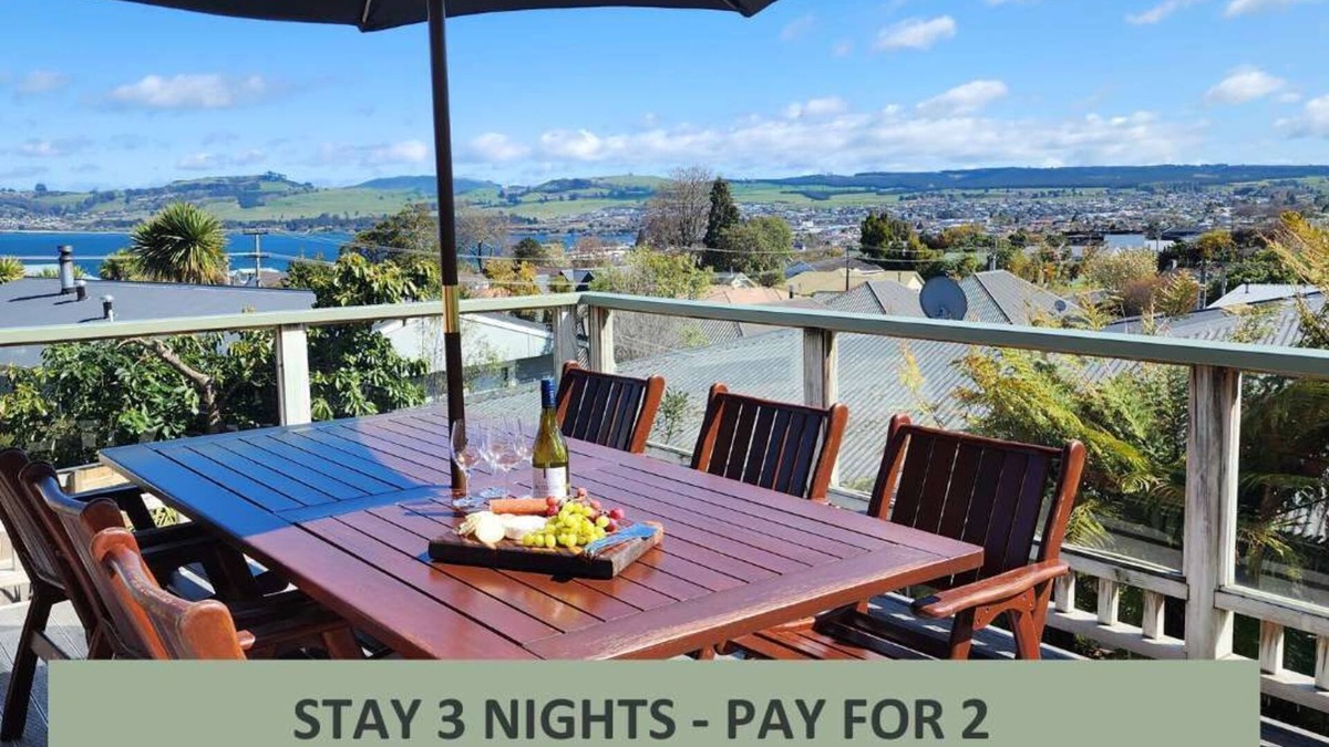 Hilltop House | *No Service Fee* Lake Views, Secluded & Central