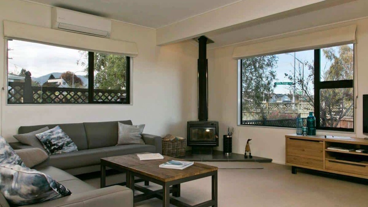 Taupo House | *No Service Fees* Central with Mountain Views