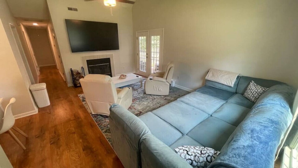 Athens House | 🌟No Stairs, 86” TVs, King Beds & Massage Near UGA🌟