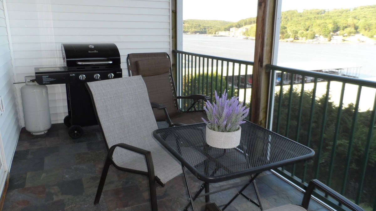 Camdenton Condo | No Steps/walk in/ 2BD/2BA w/12x30 boat slip Great View!