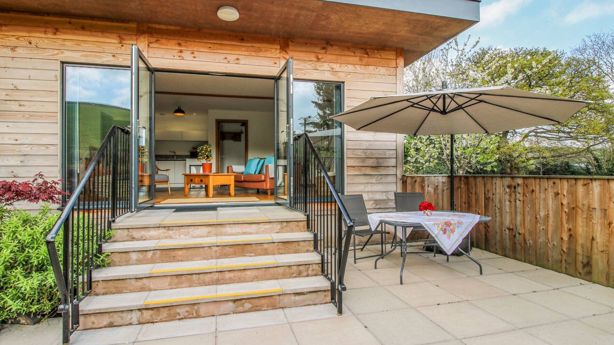 Bishops Castle Cottage | NO1 THE LODGE, with a garden in Bishop's Castle