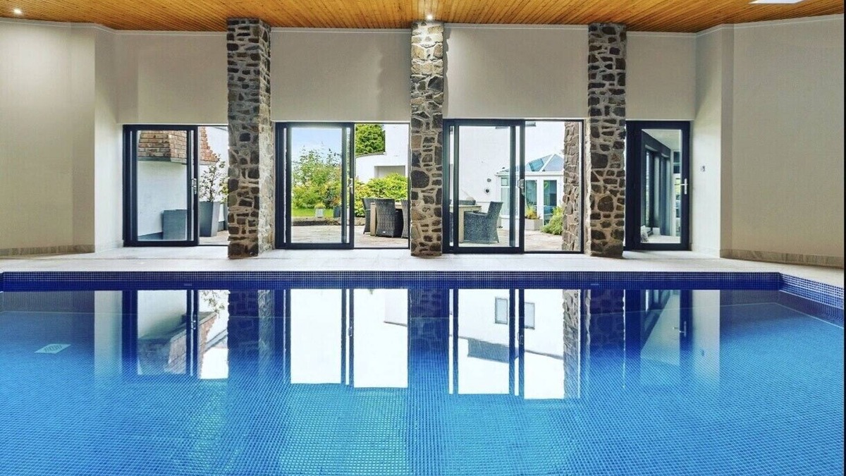 Saundersfoot House | No5 Highpoint luxury townhouse ,2 en-suite bedrooms onsite indoor swimming pool