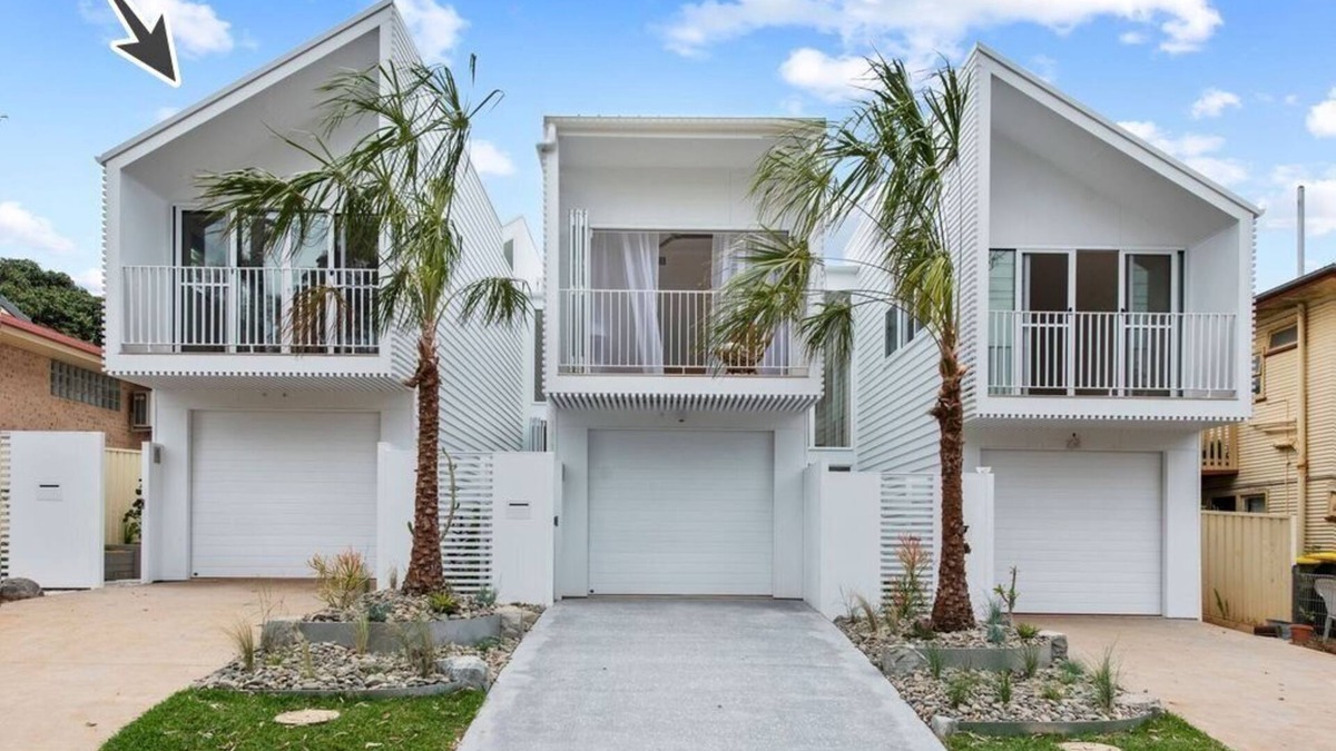 Port Macquarie House | Noahs Beach House at Flynns - executive style, pet friendly