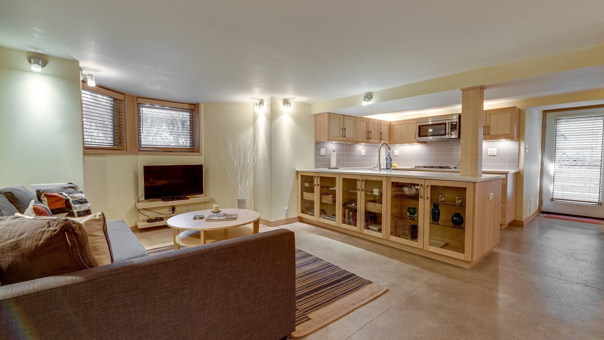 Alphabet Historic District Apartment | Nob Hill Deluxe Suite w/large kitchen - sleeps 4