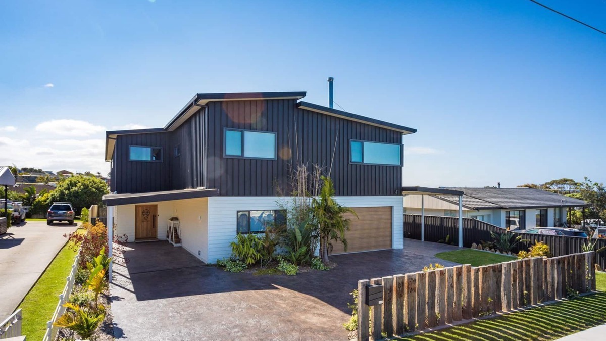 Dalmeny House | Noble House - Absolutely Stunning House in Convenient Location!