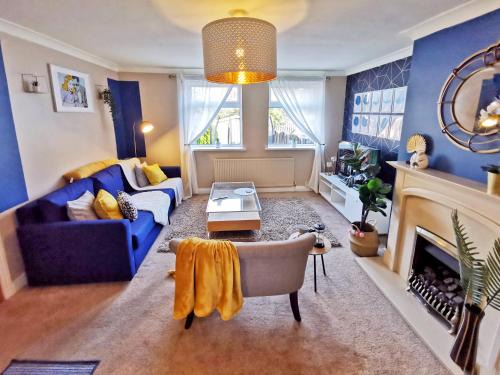 Barnsley House | Noknokstay-Highstone House,4 Bedrooms, Garden with Parking, Great for Longer Stay