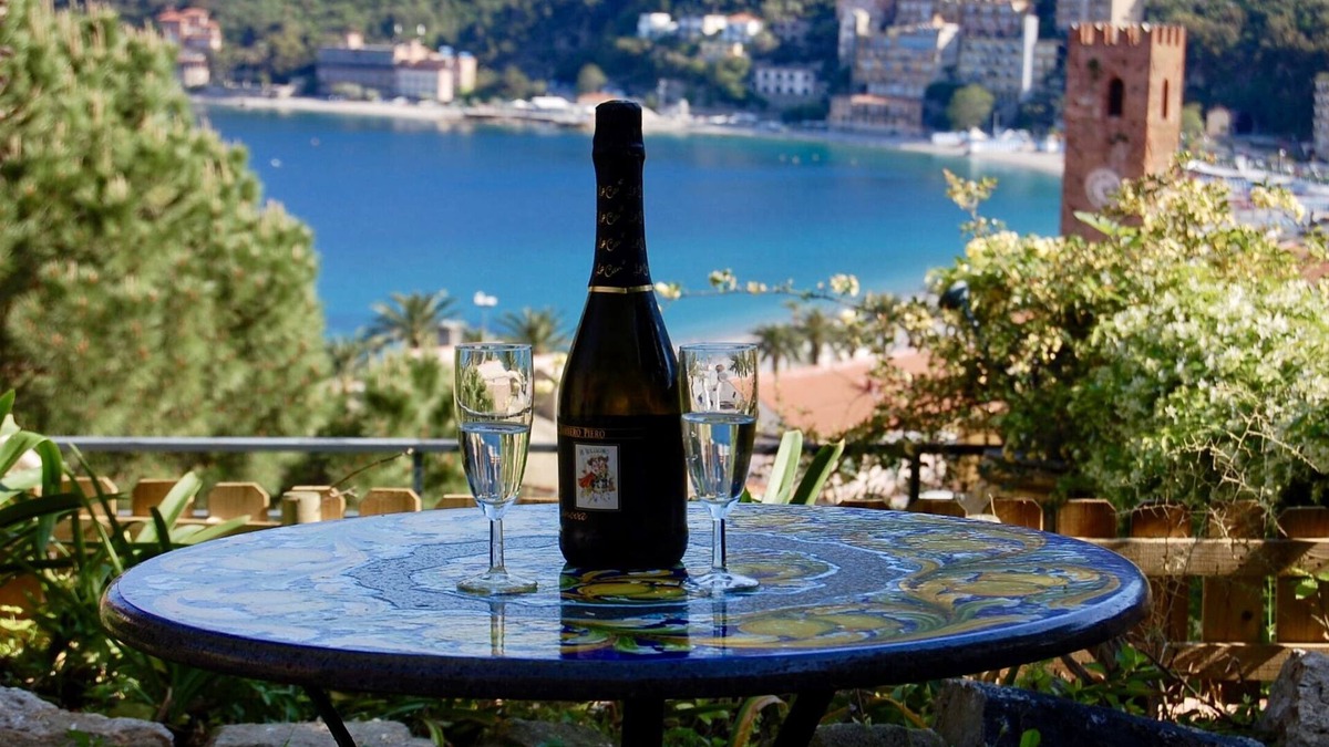 Noli Apartment | Noli:apartment, in the '800 villa, terrace and garden. overlooking the Gulf