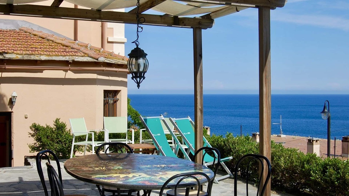 Noli House | NOLI: apartment in villa with garden and views of the gulf